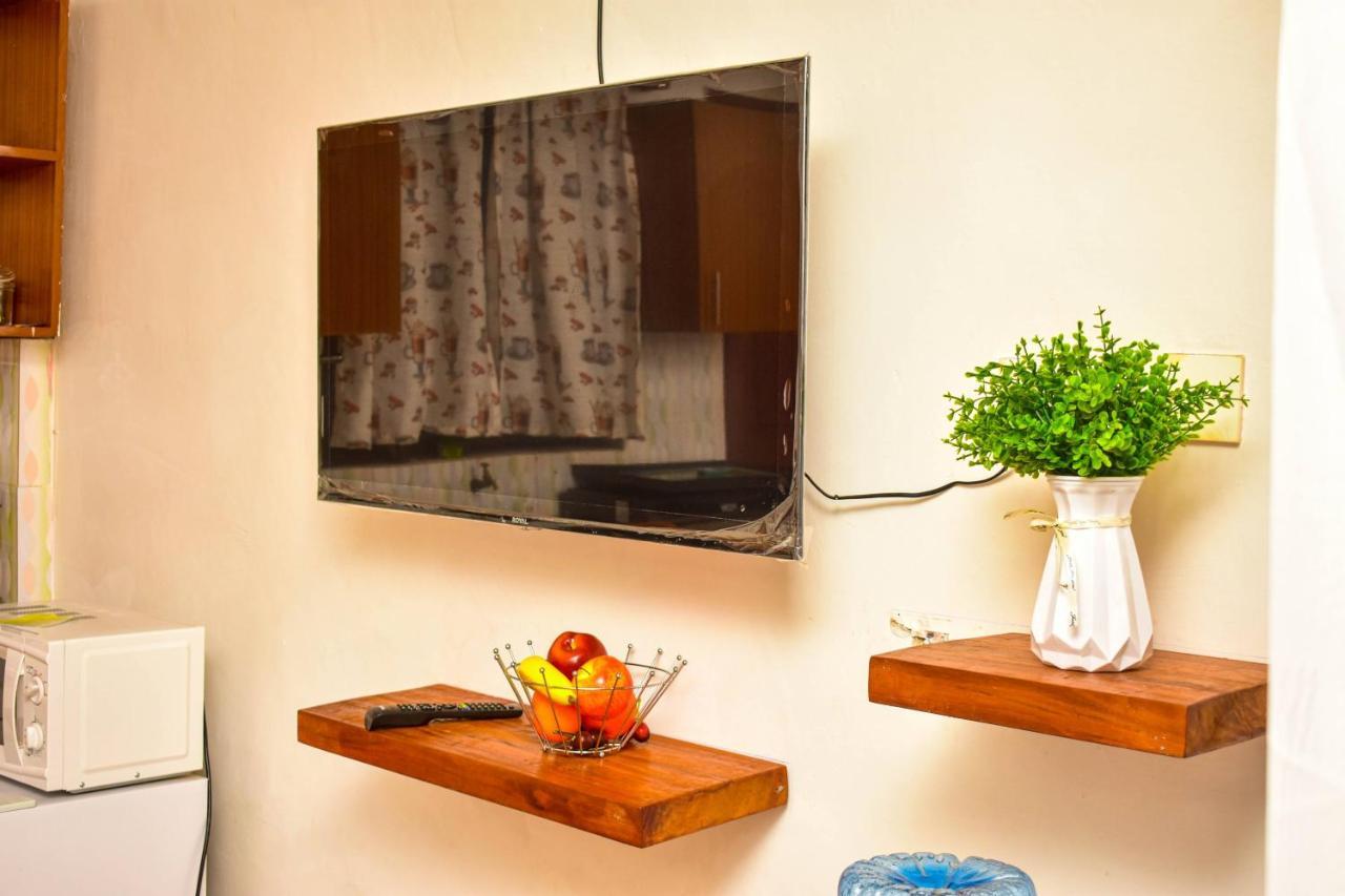 Unique, Compact Studio Apartment キスム エクステリア 写真